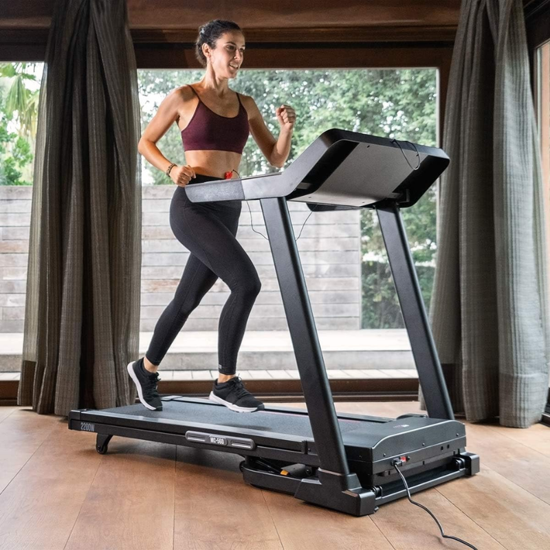 Cinta de Correr Plegable Fitfiu Fitness MC-560, mujer corriendo en su casa